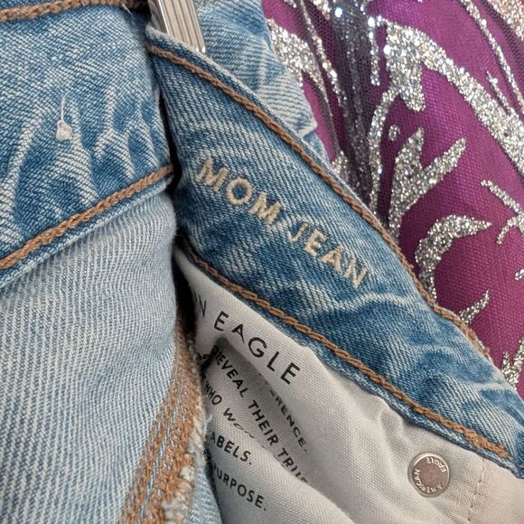 American Eagle Mom Jeans High Rise Distressed Thrashed Denim Bleach Dye Size 6 - Picture 13 of 13